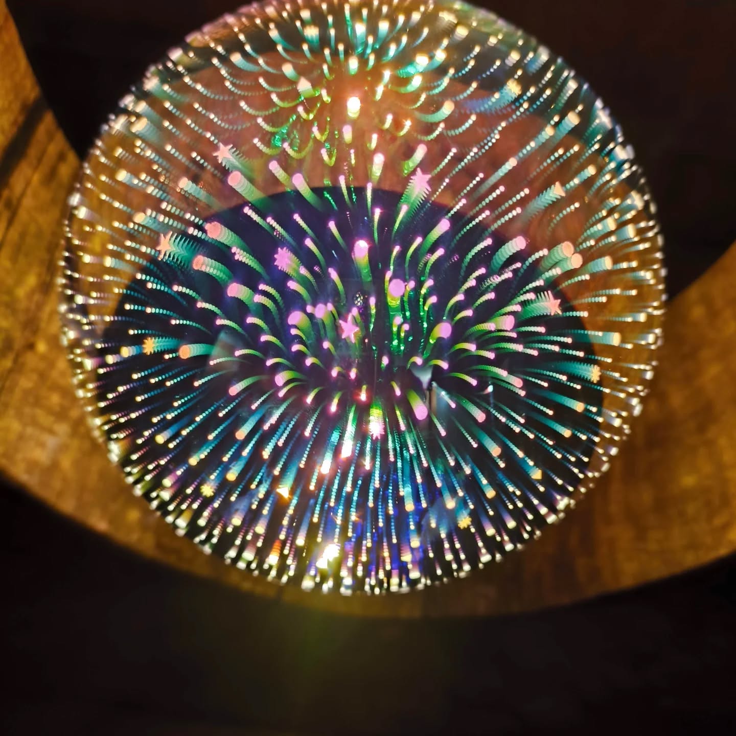 Lampe en bouleau échauffé sur socle en acacia