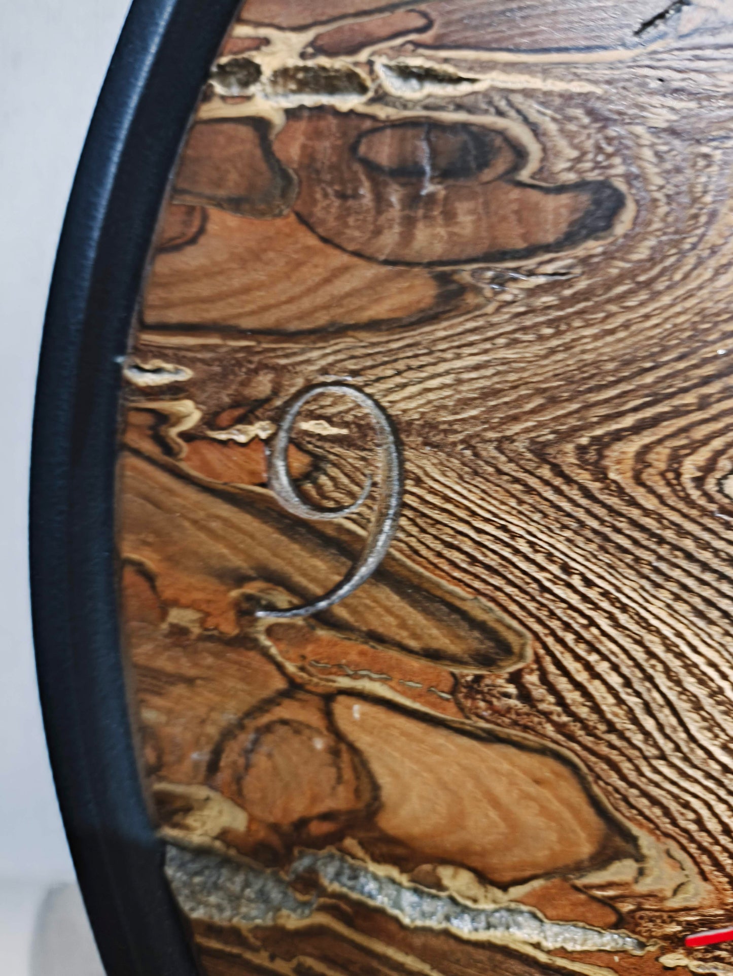 Horloge murale en noyer massif avec écorce naturelle