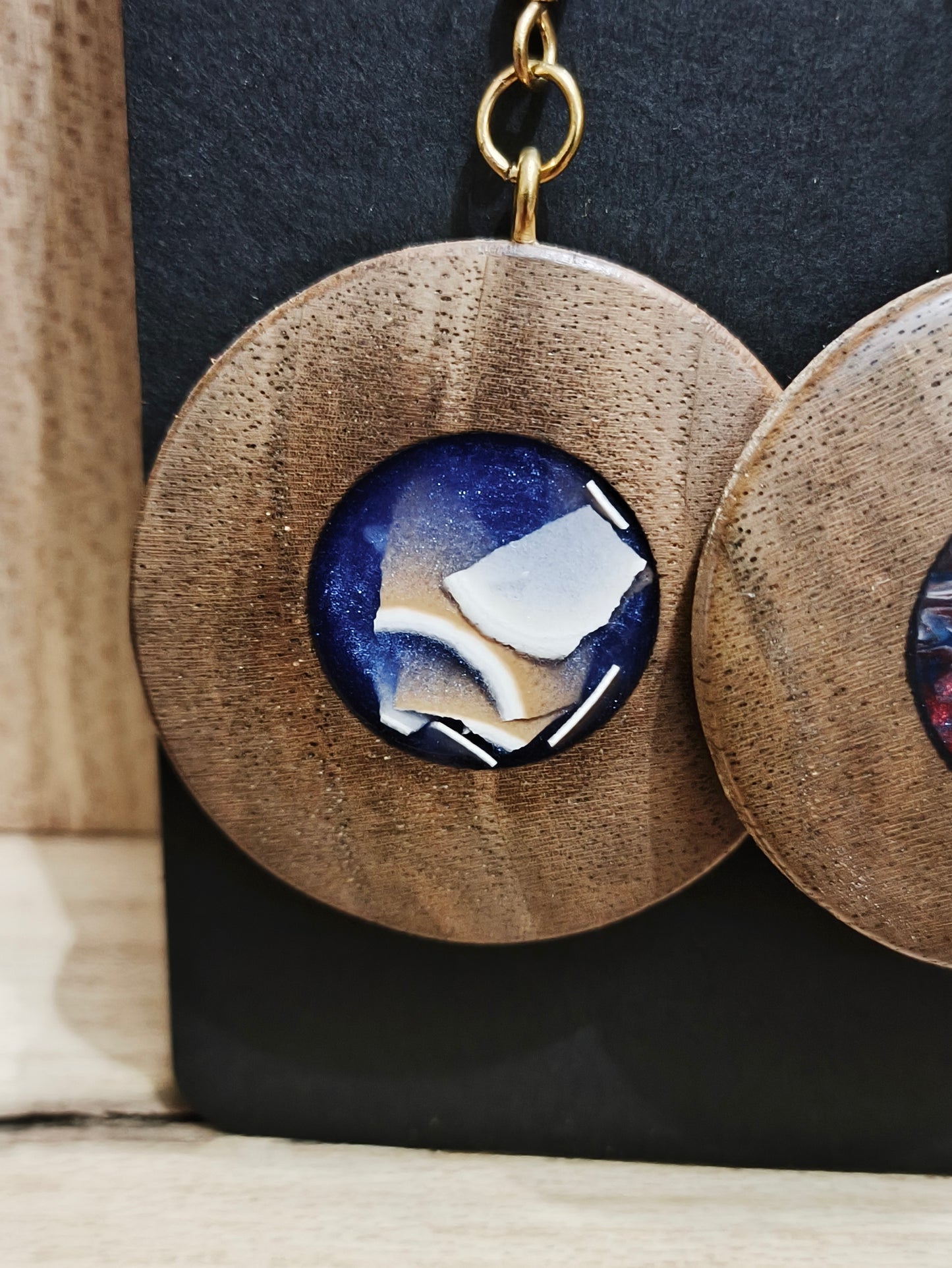 Boucles d'oreilles en noyer et résine – Mosaïque & Cosmos