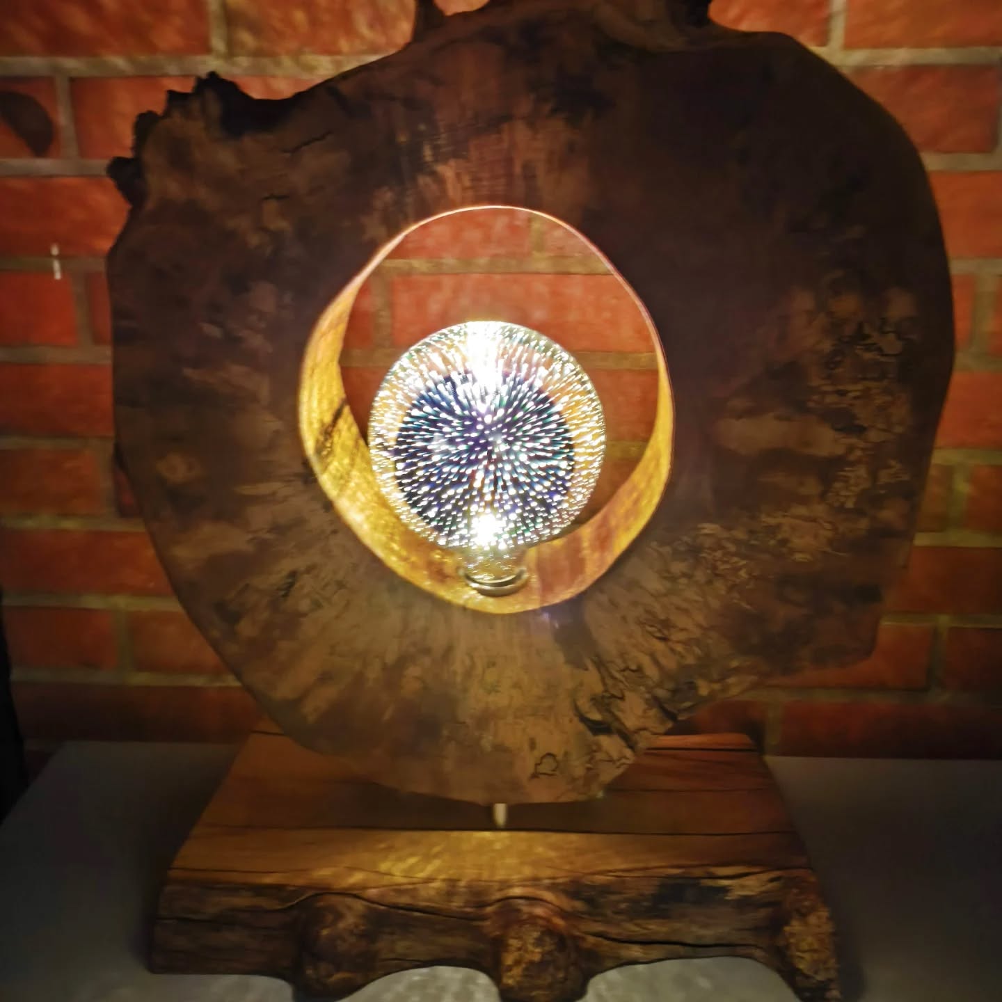 Lampe en bouleau échauffé sur socle en acacia