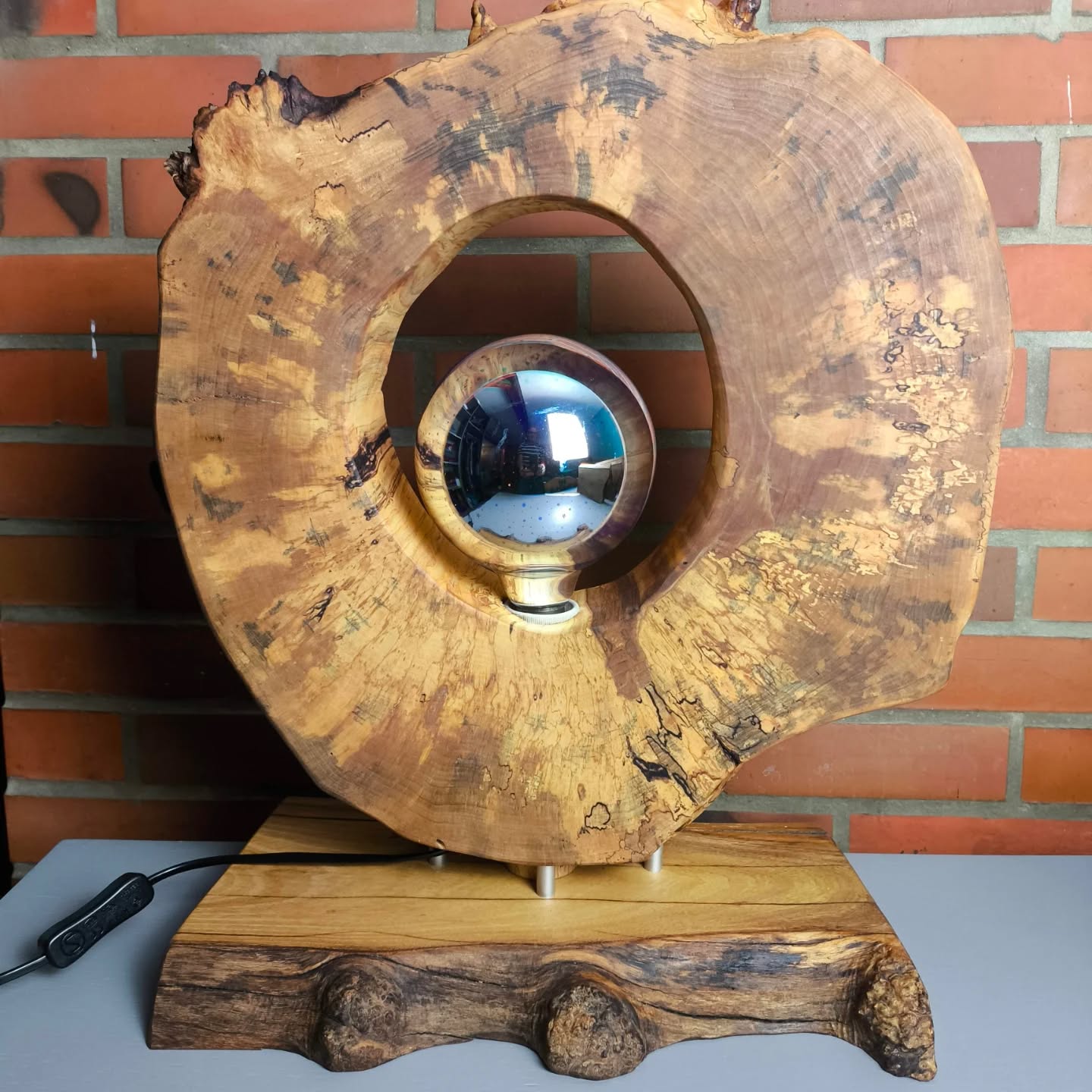 Lampe en bouleau échauffé sur socle en acacia