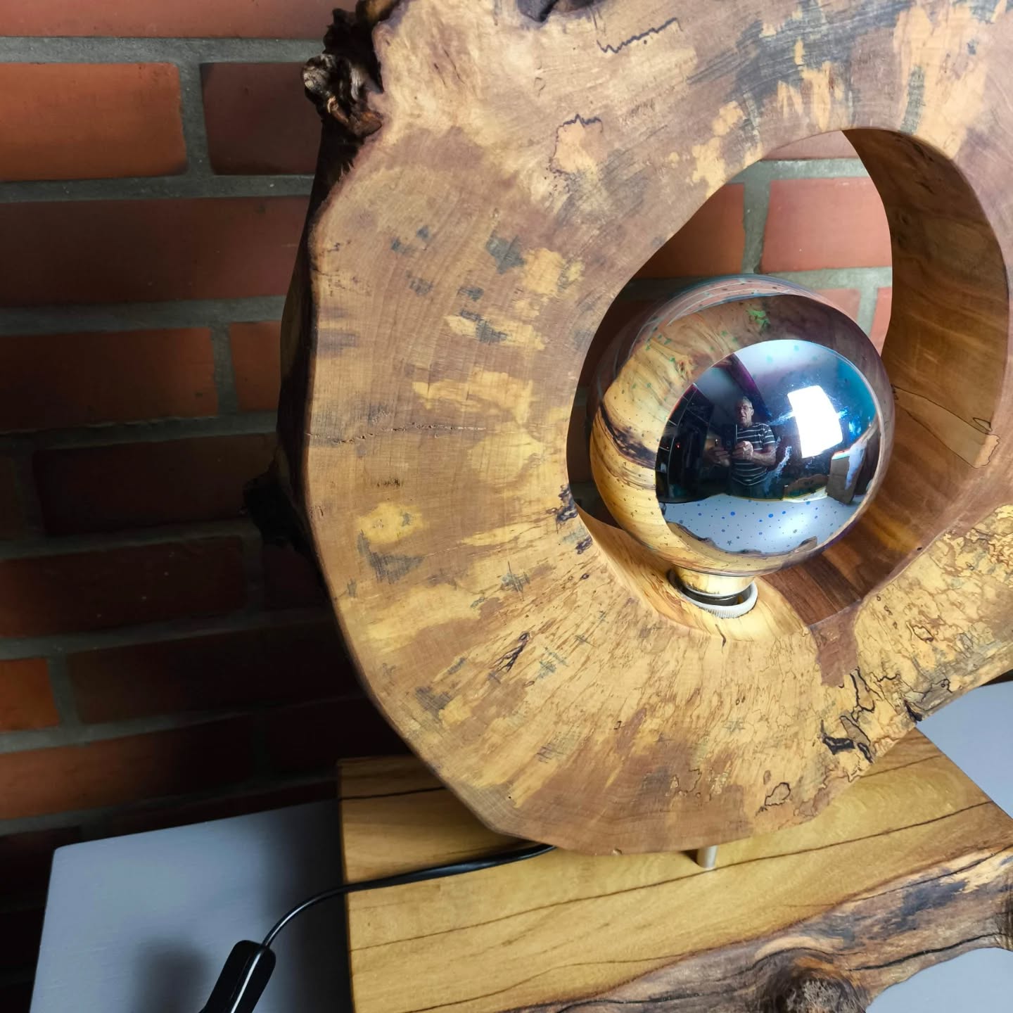 Lampe en bouleau échauffé sur socle en acacia