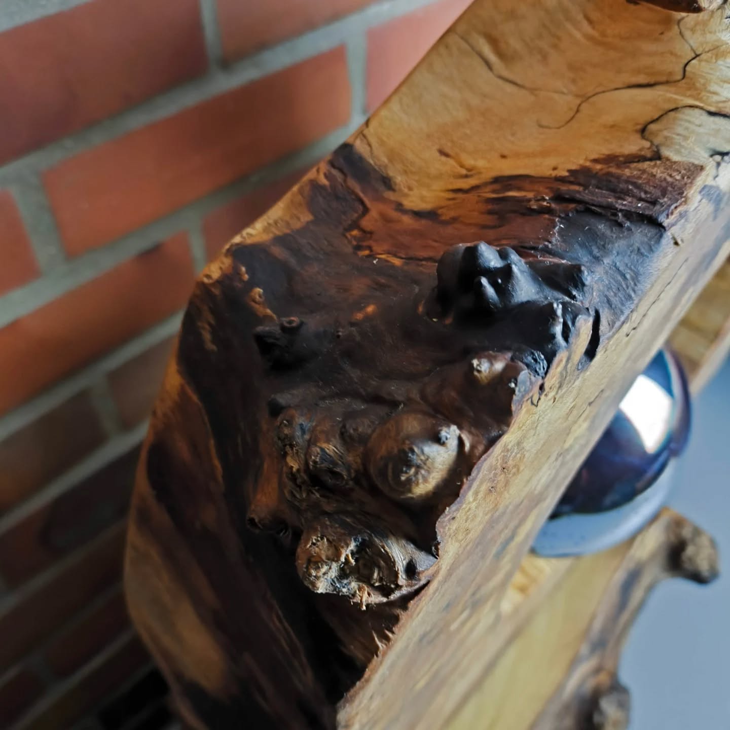 Lampe en bouleau échauffé sur socle en acacia