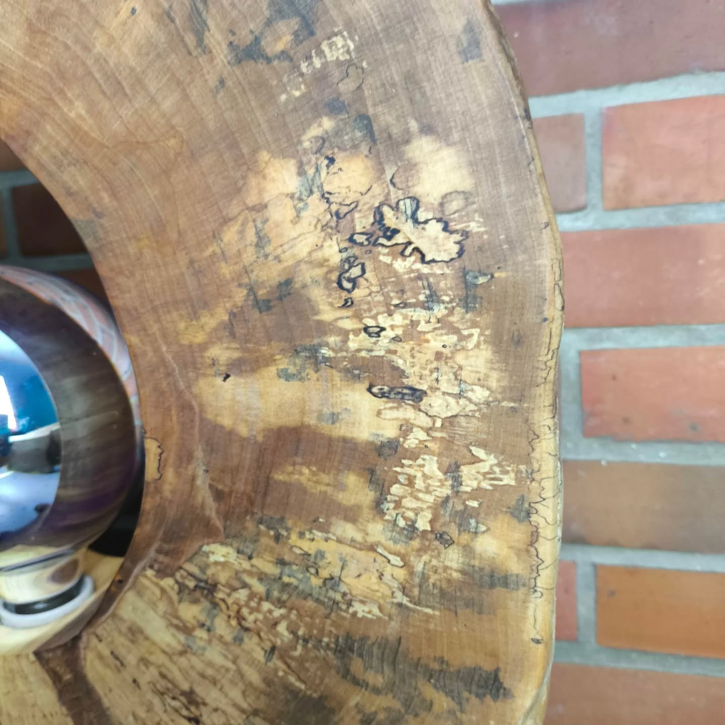 Lampe en bouleau échauffé sur socle en acacia