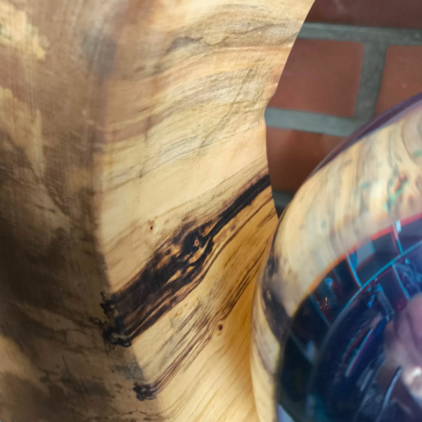 Lampe en bouleau échauffé sur socle en acacia