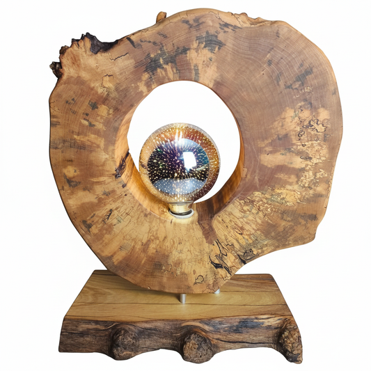 Lampe en bouleau échauffé sur socle en acacia