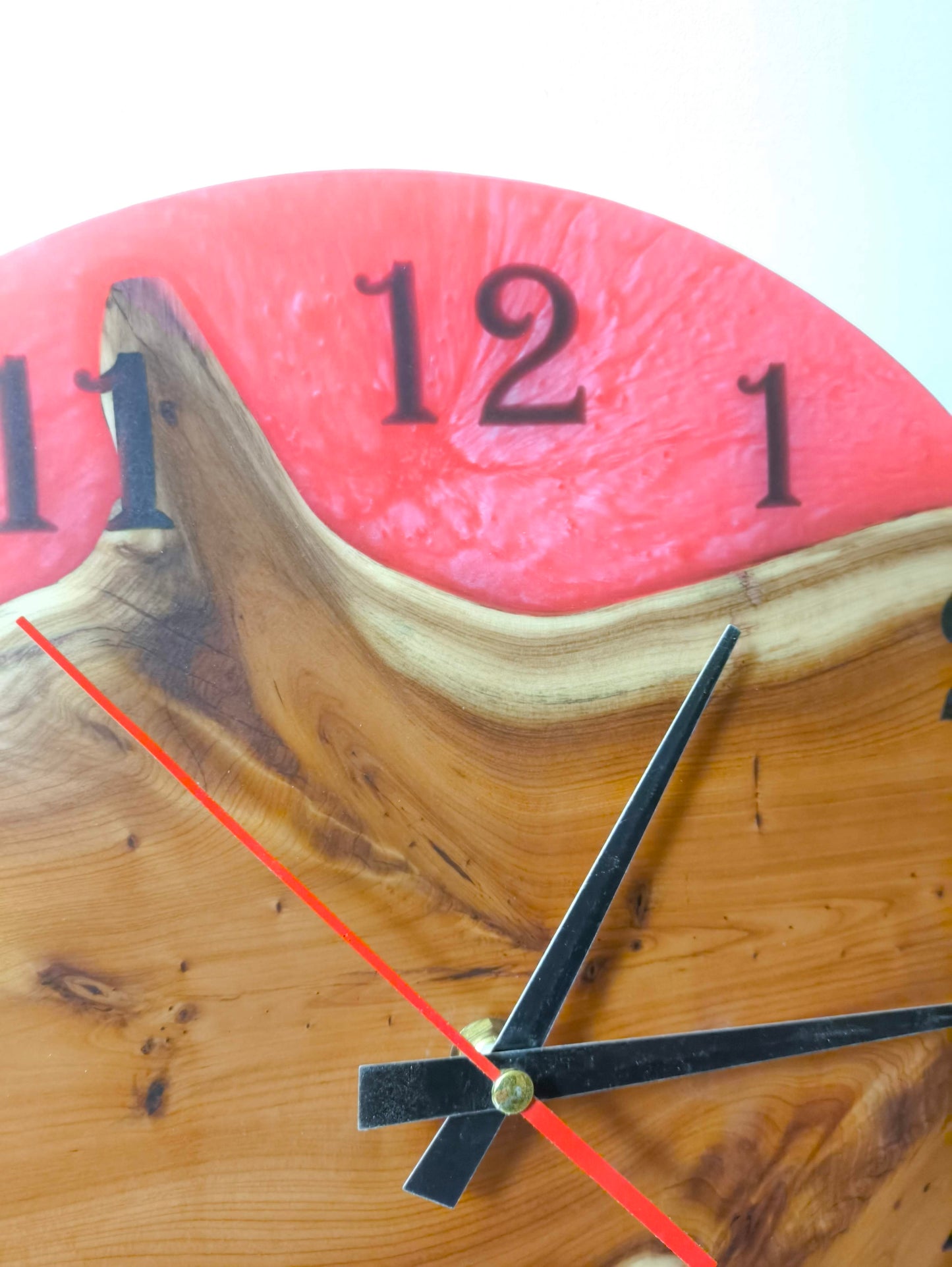 Horloge Murale en Résine Époxy et Bois d'If - 30 cm