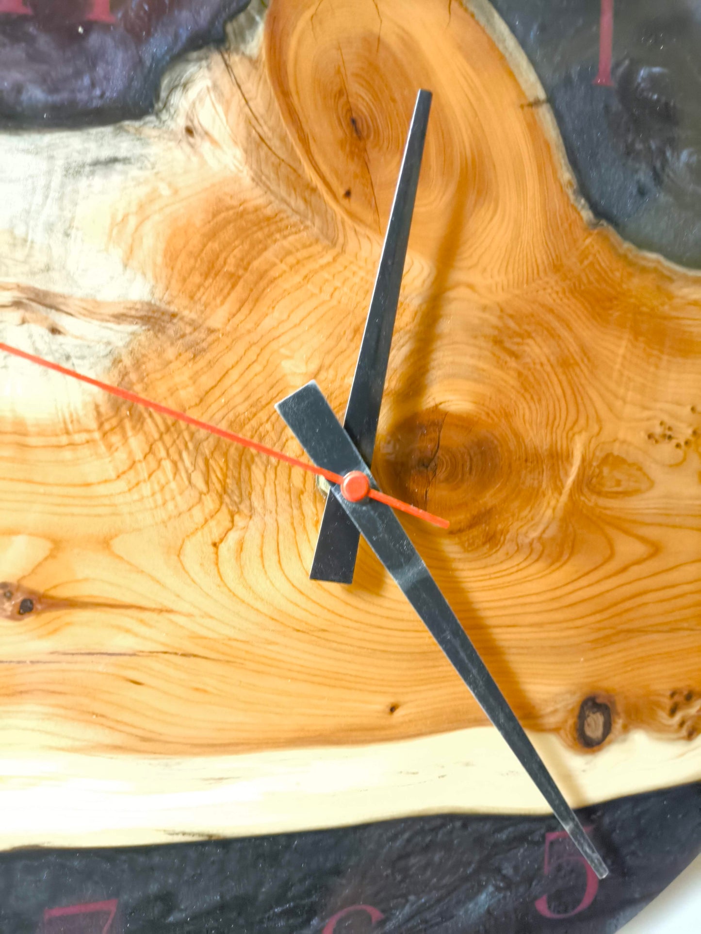 Horloge Murale en Résine Époxy et Bois d'If - 30 cm