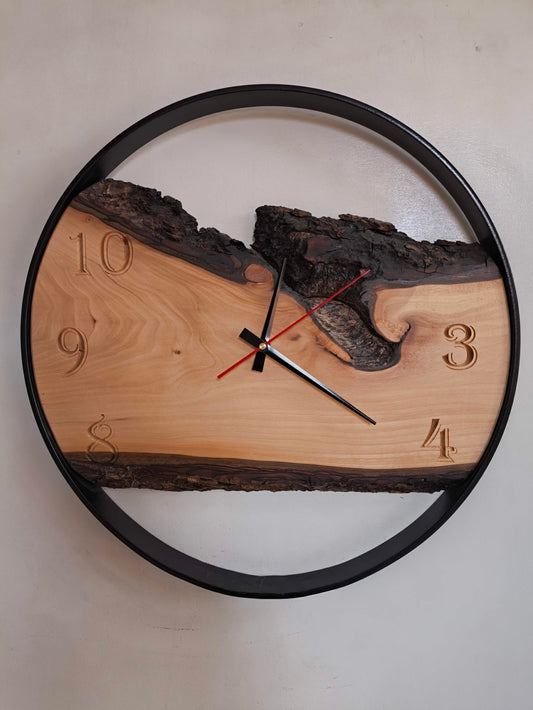Horloge murale en bois naturel avec écorce