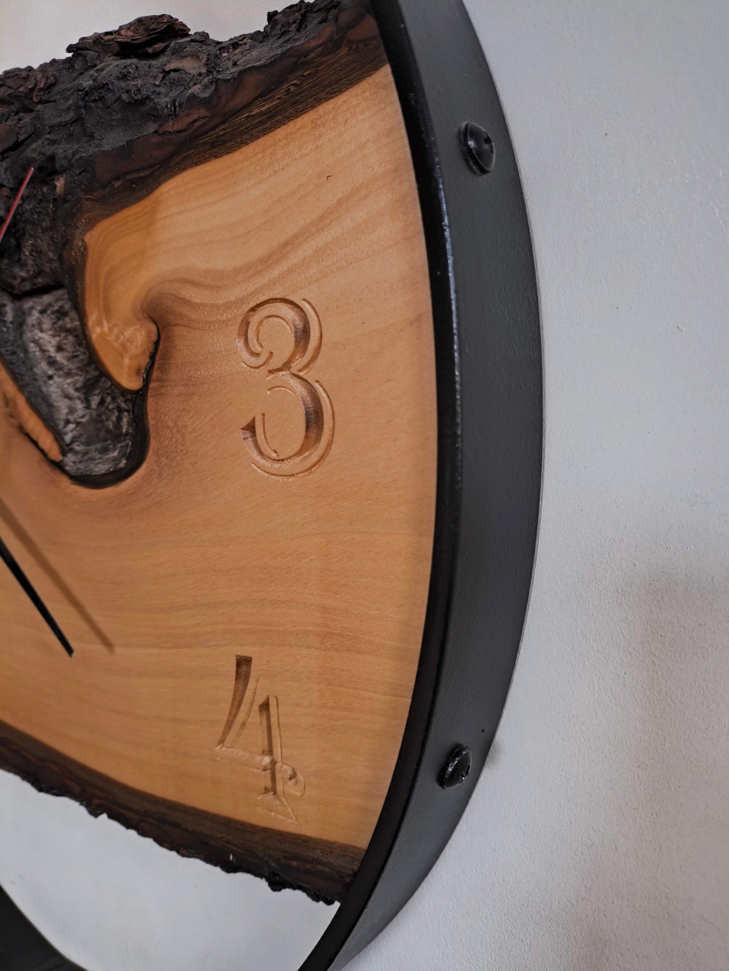 Horloge murale en bois naturel avec écorce