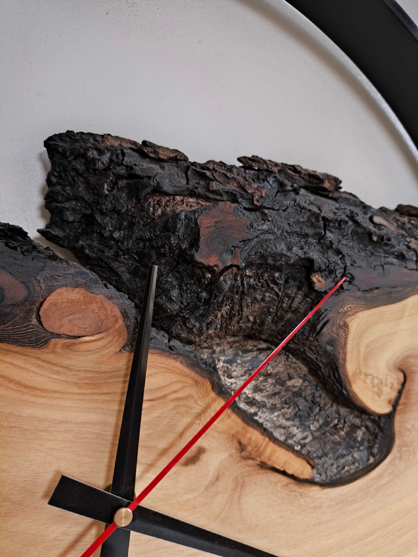 Horloge murale en bois naturel avec écorce