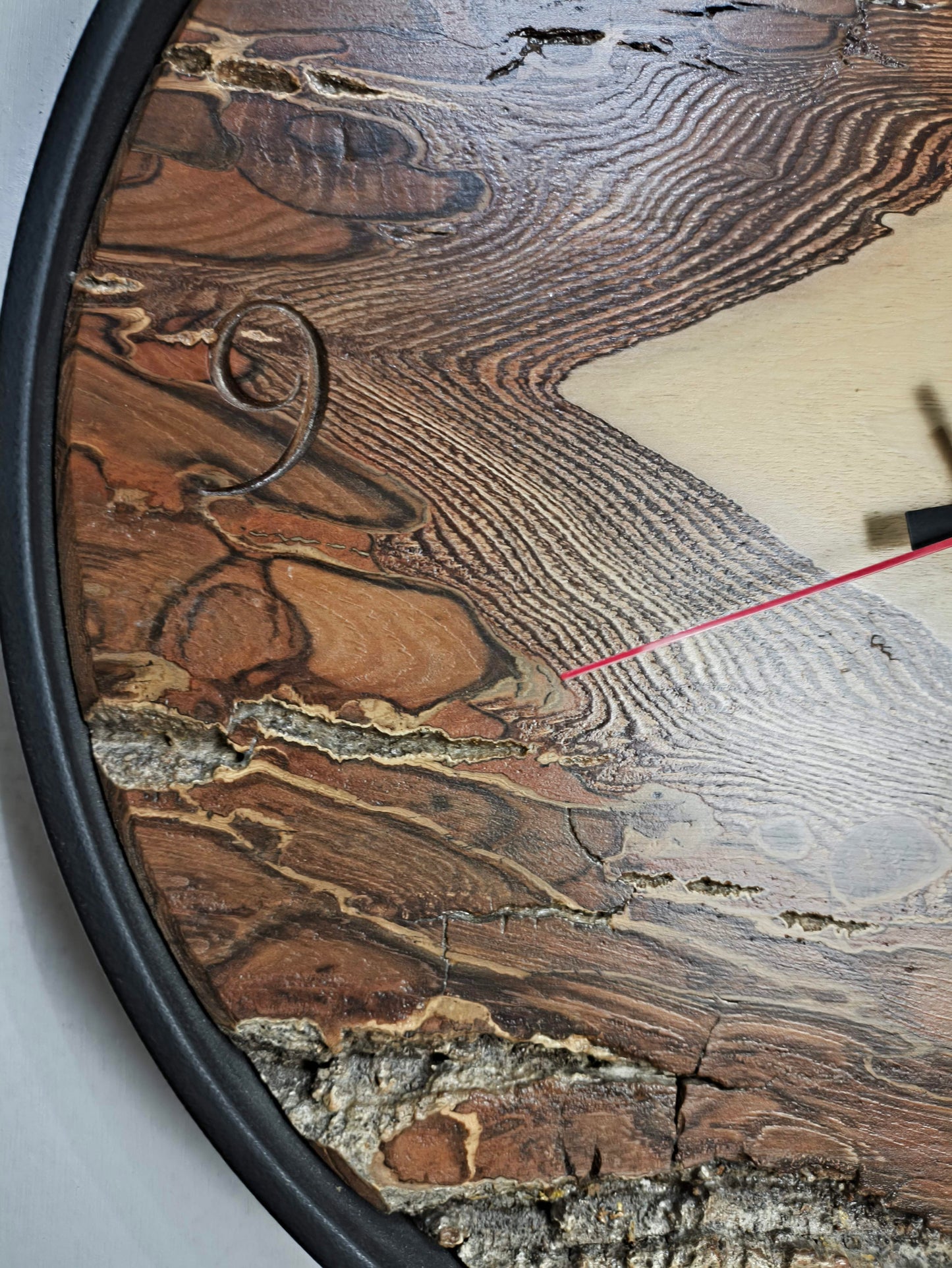 Horloge murale en noyer massif avec écorce naturelle