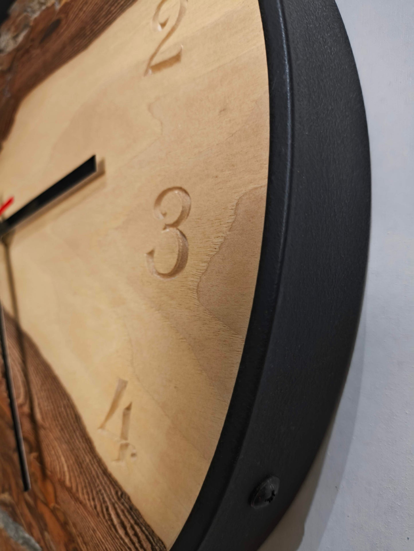 Horloge murale en noyer massif avec écorce naturelle