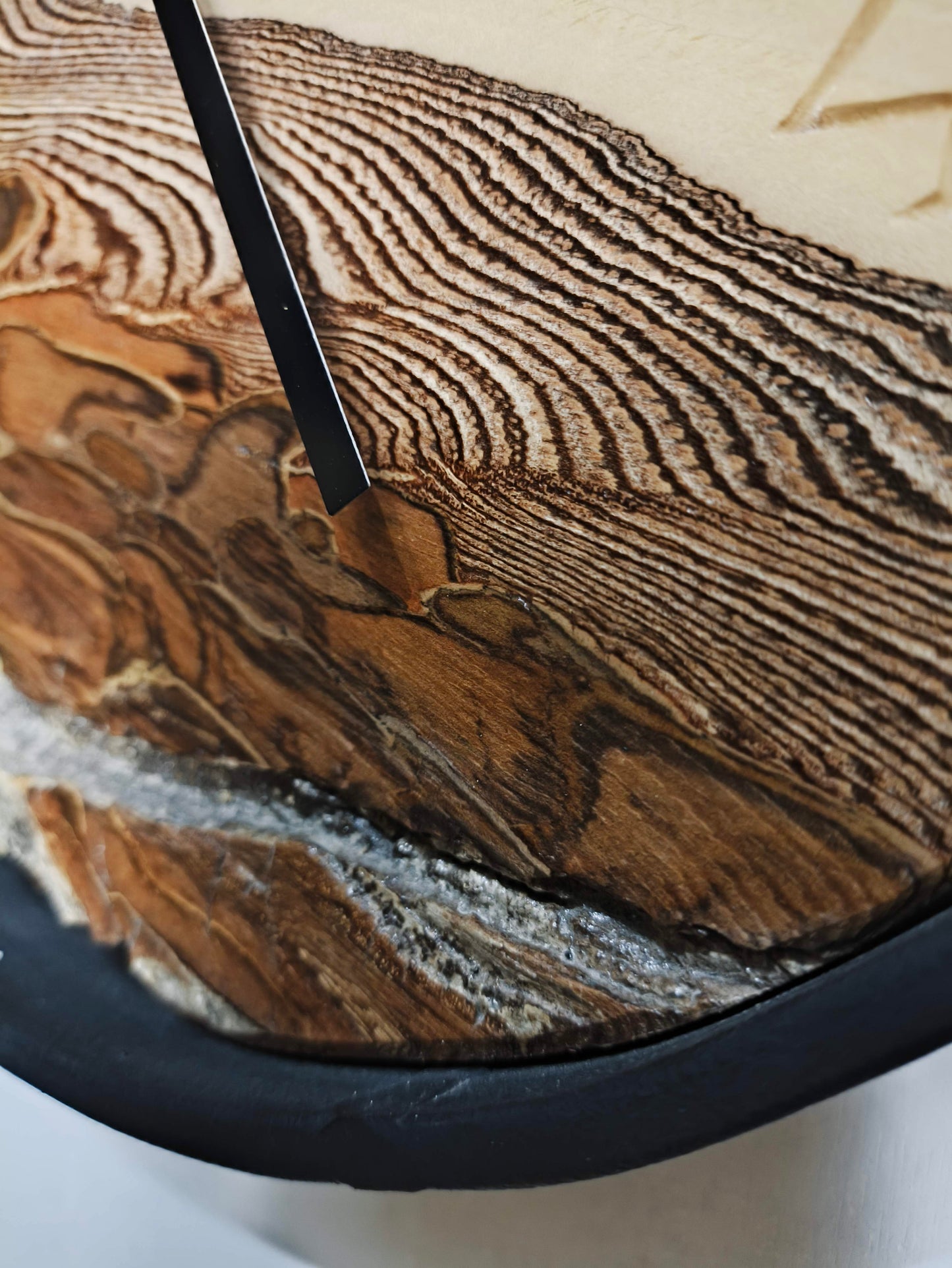 Horloge murale en noyer massif avec écorce naturelle