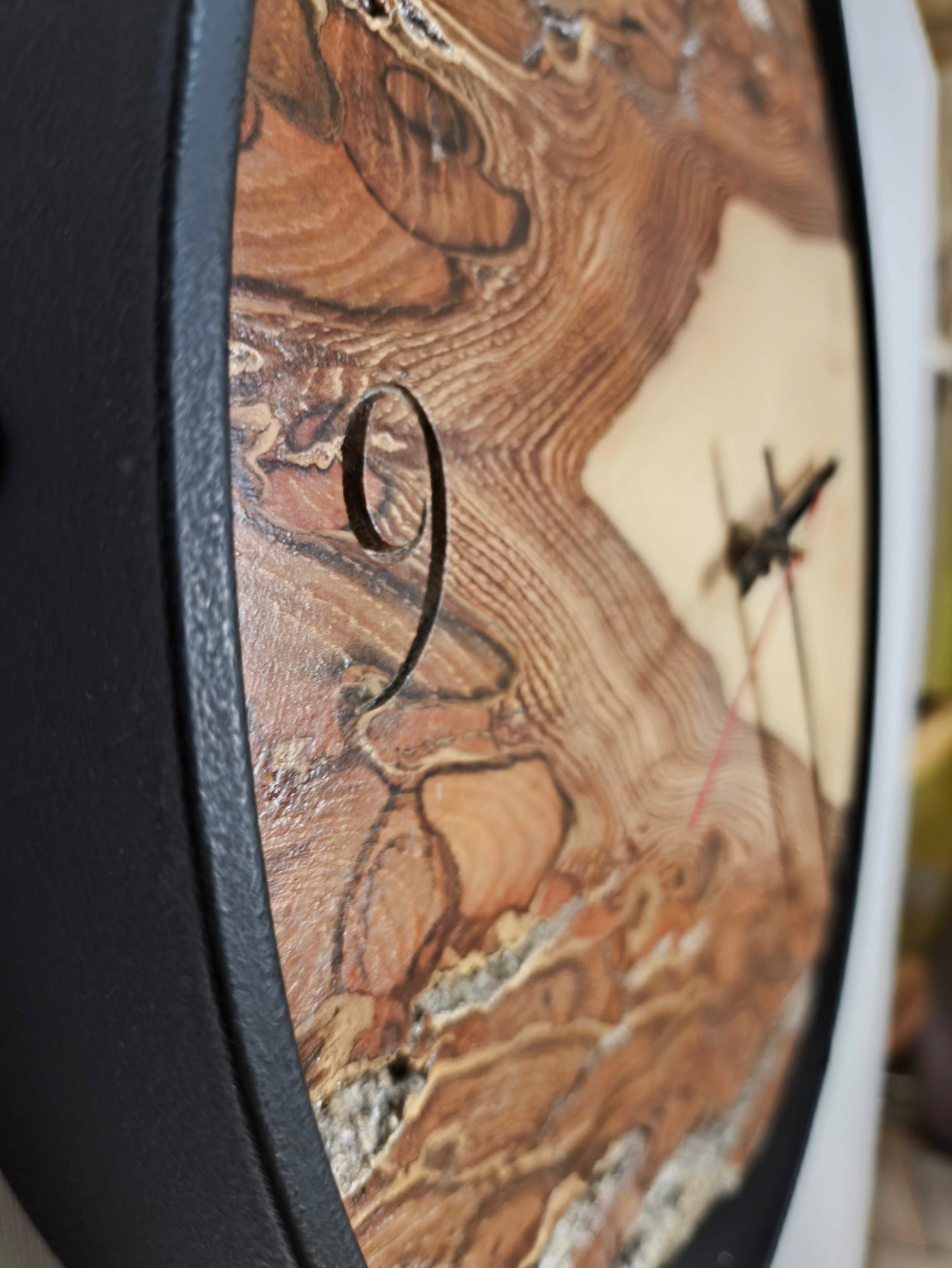 Horloge murale en noyer massif avec écorce naturelle