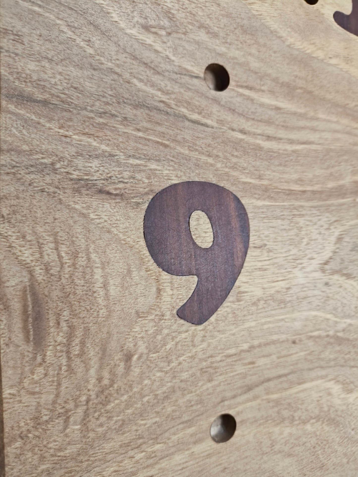 Horloge murale en noyer avec chiffres incrustés en prunier