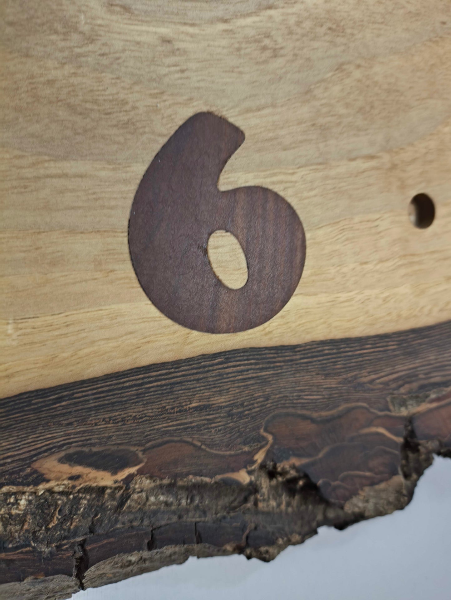 Horloge murale en noyer avec chiffres incrustés en prunier