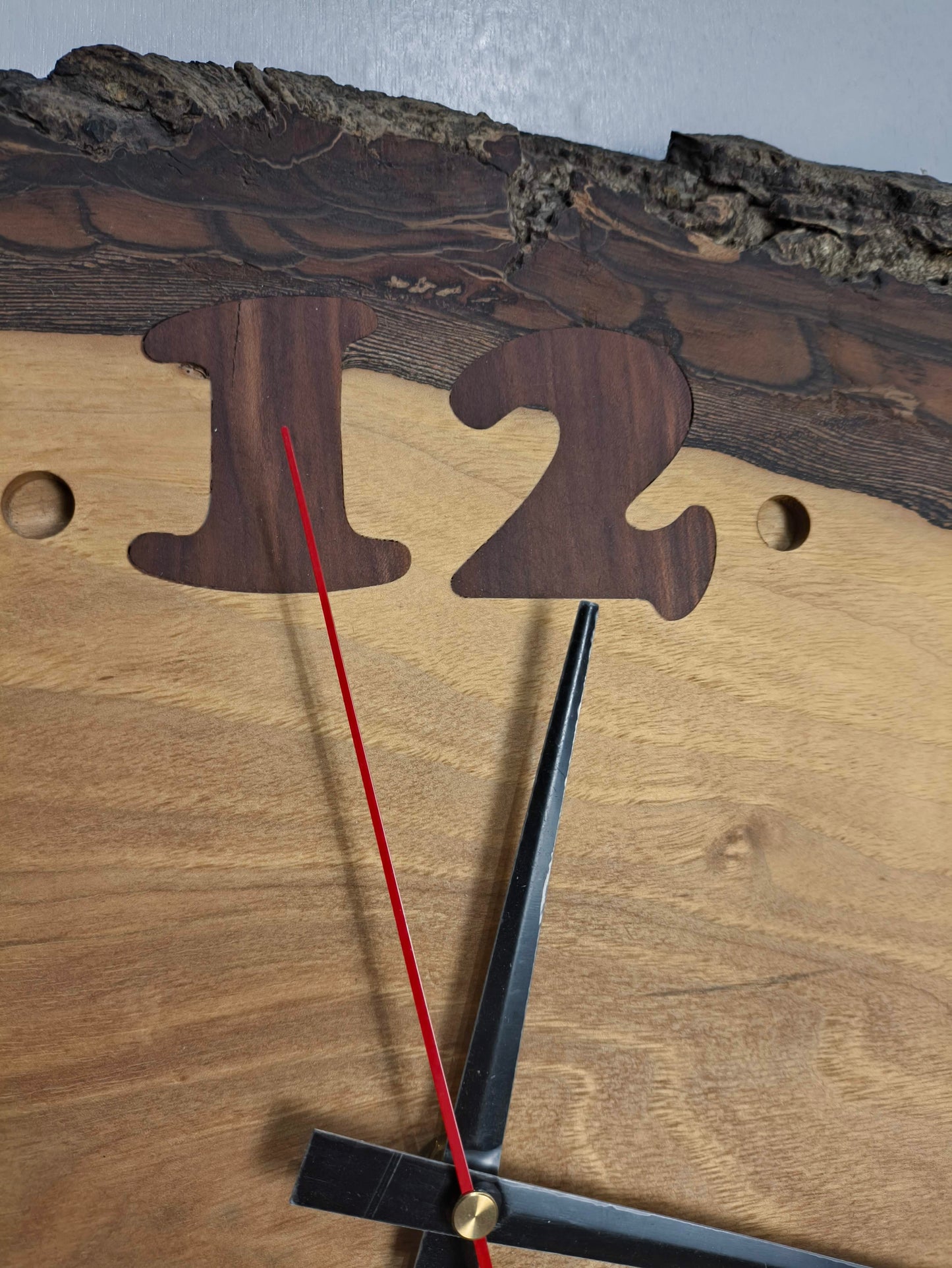 Horloge murale en noyer avec chiffres incrustés en prunier