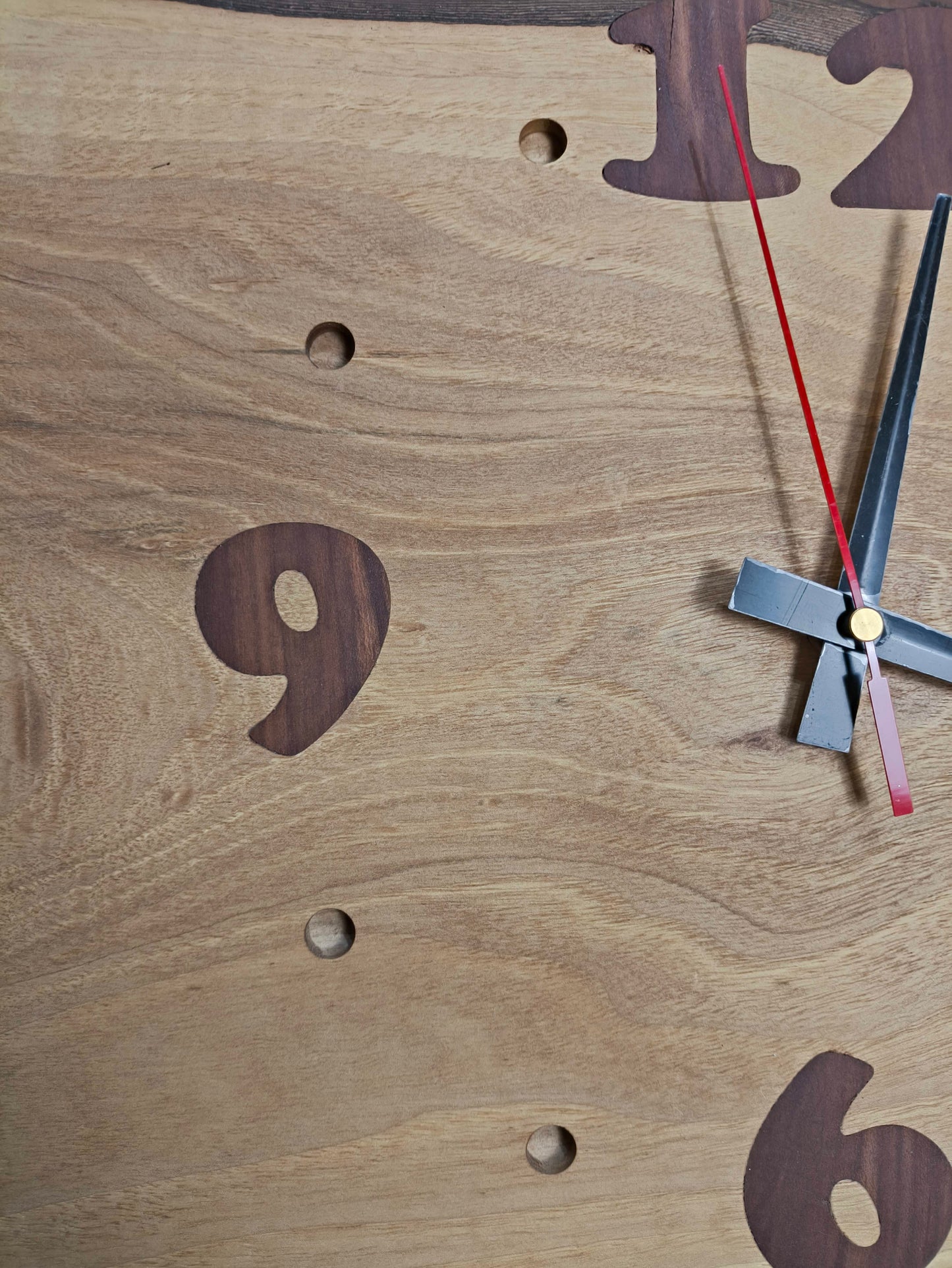 Horloge murale en noyer avec chiffres incrustés en prunier