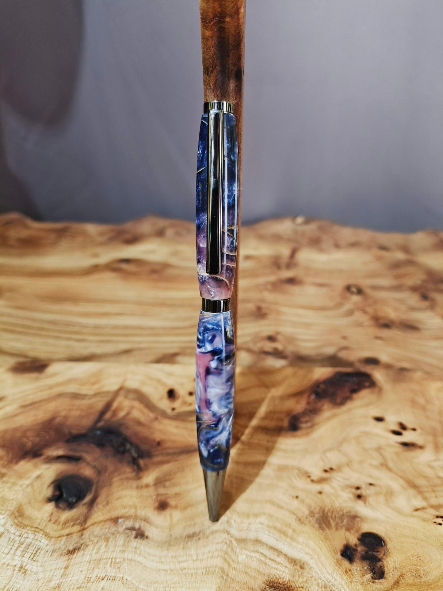 Stylo Quart de Tour en Résine Époxy et Copeaux de Bois de Chêne.