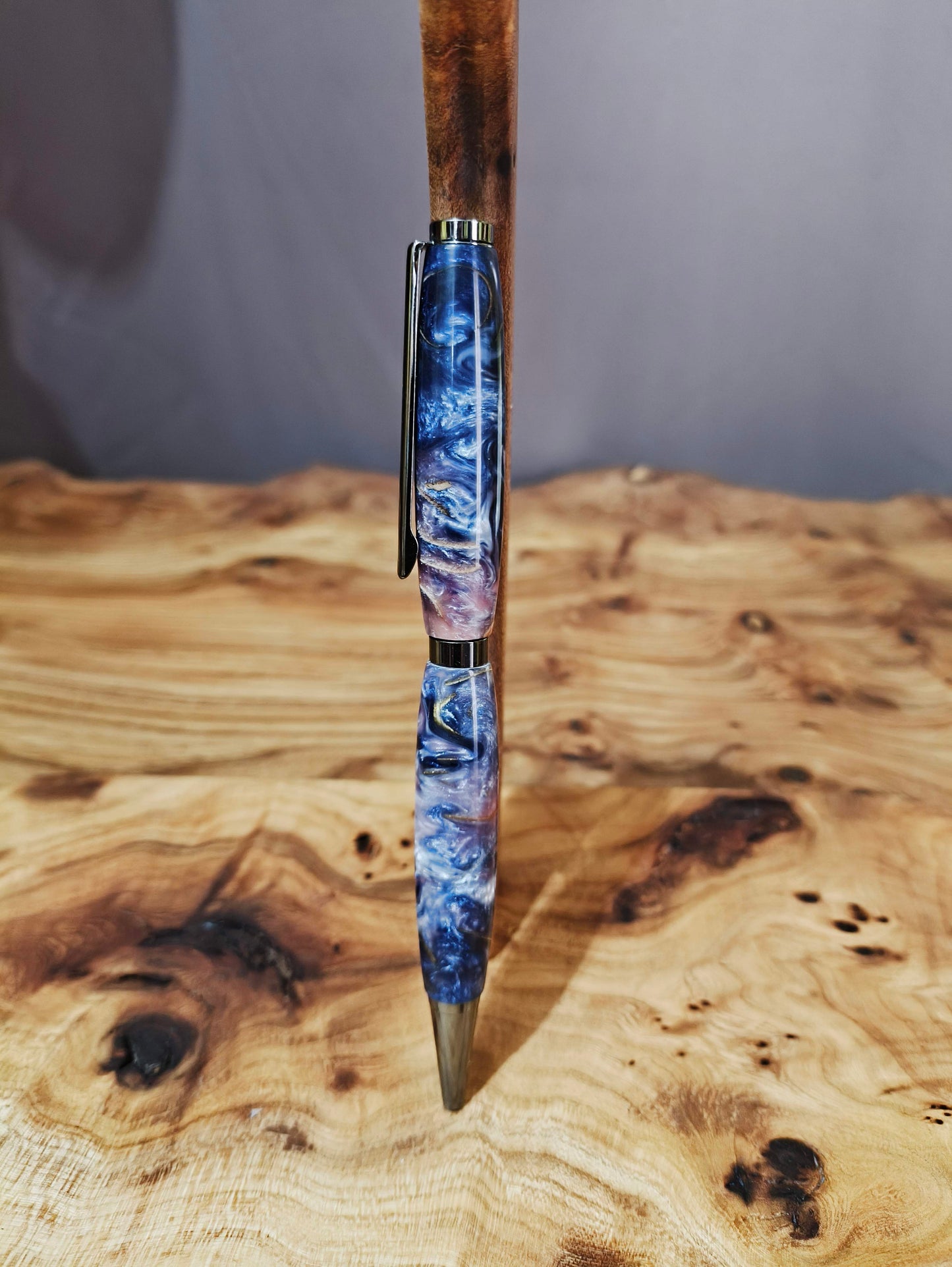 Stylo Quart de Tour en Résine Époxy et Copeaux de Bois de Chêne.