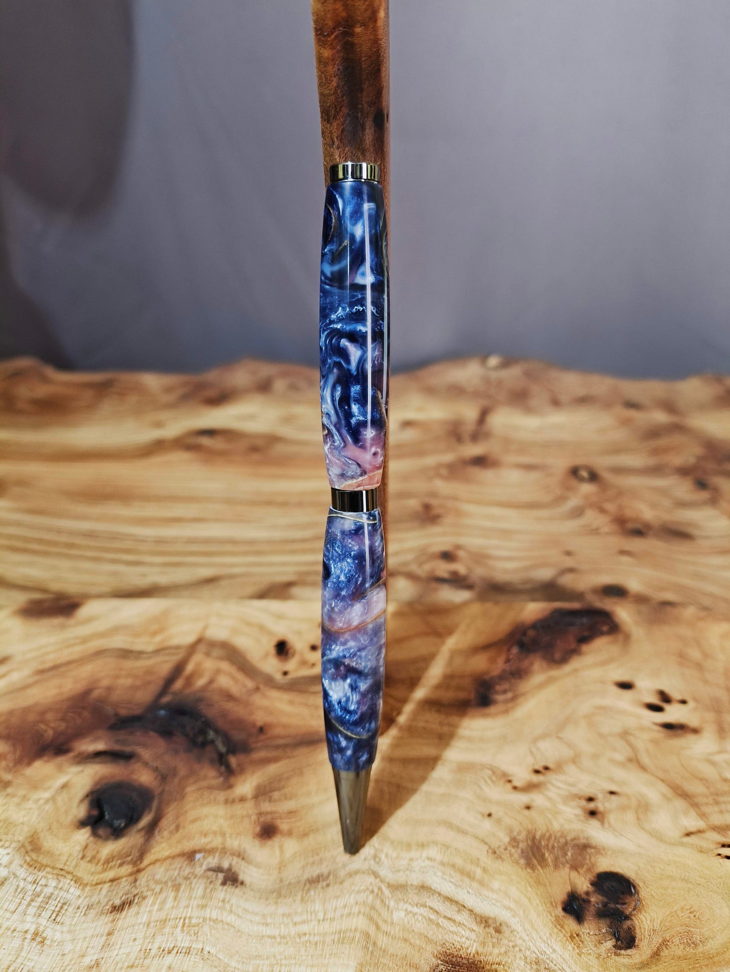 Stylo Quart de Tour en Résine Époxy et Copeaux de Bois de Chêne.