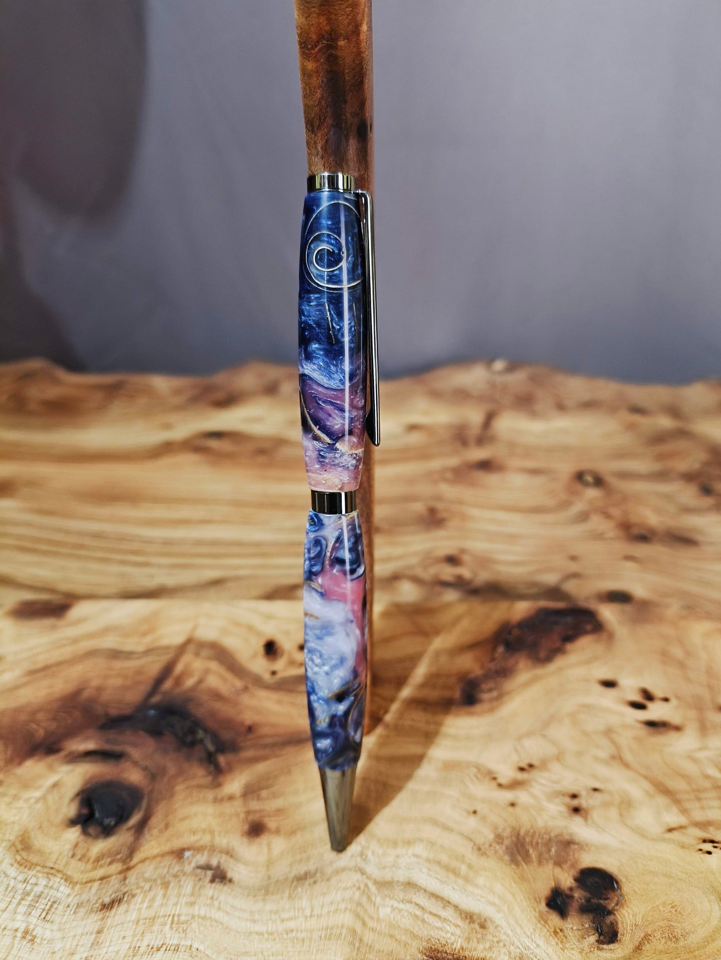 Stylo Quart de Tour en Résine Époxy et Copeaux de Bois de Chêne.