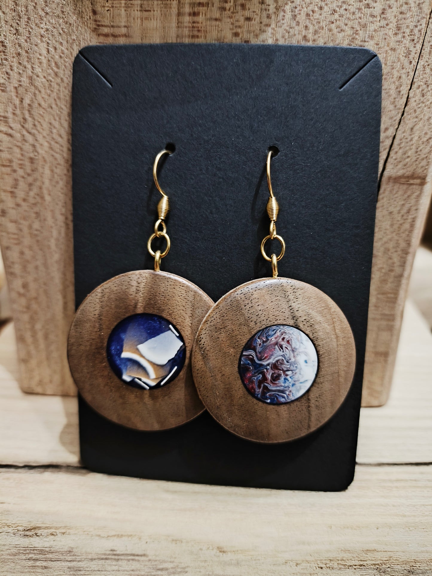 Boucles d'oreilles en noyer et résine – Mosaïque & Cosmos