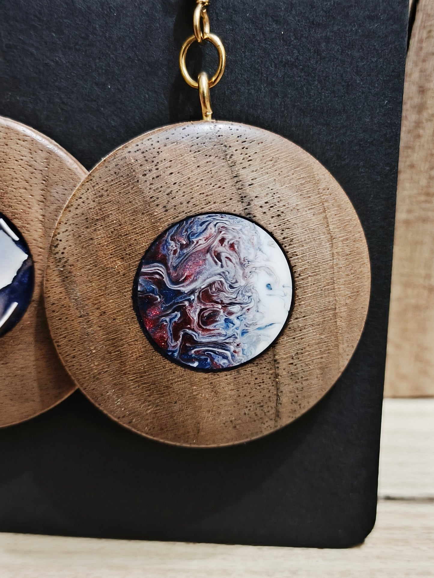 Boucles d'oreilles en noyer et résine – Mosaïque & Cosmos