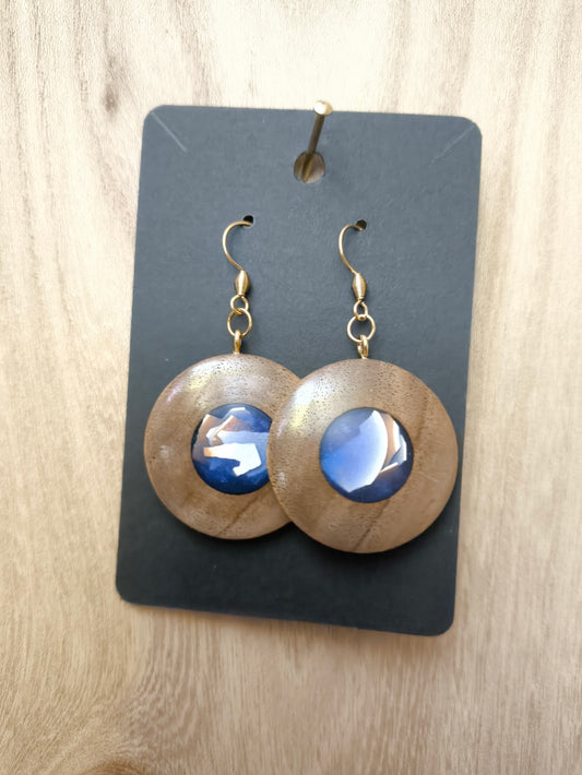 Boucles d'oreilles en noyer, résine et coquille d'œuf